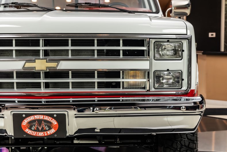 Chevrolet-K10-1987-White-Red-4