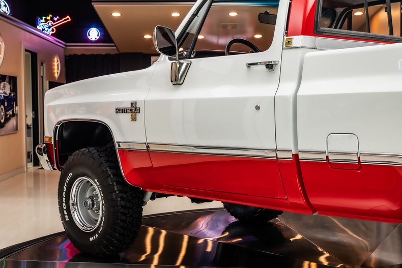 Chevrolet-K10-1987-White-Red-40