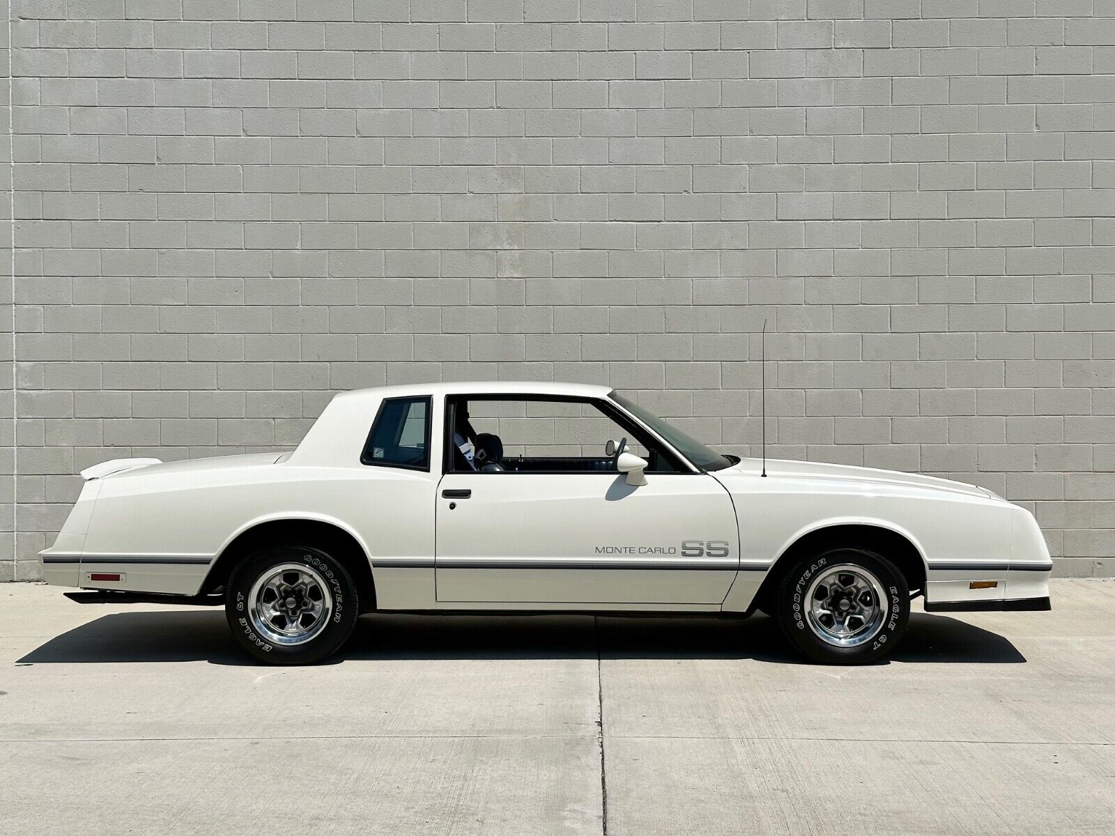 Chevrolet-Monte-Carlo-1984-Coupe-2