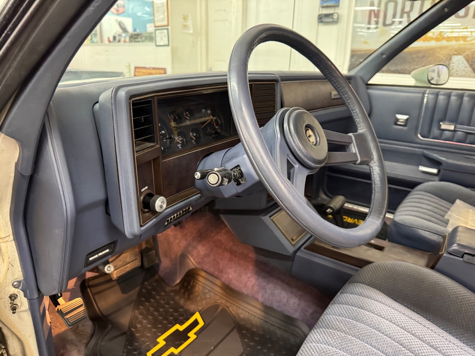 Chevrolet-Monte-Carlo-1984-Coupe-32