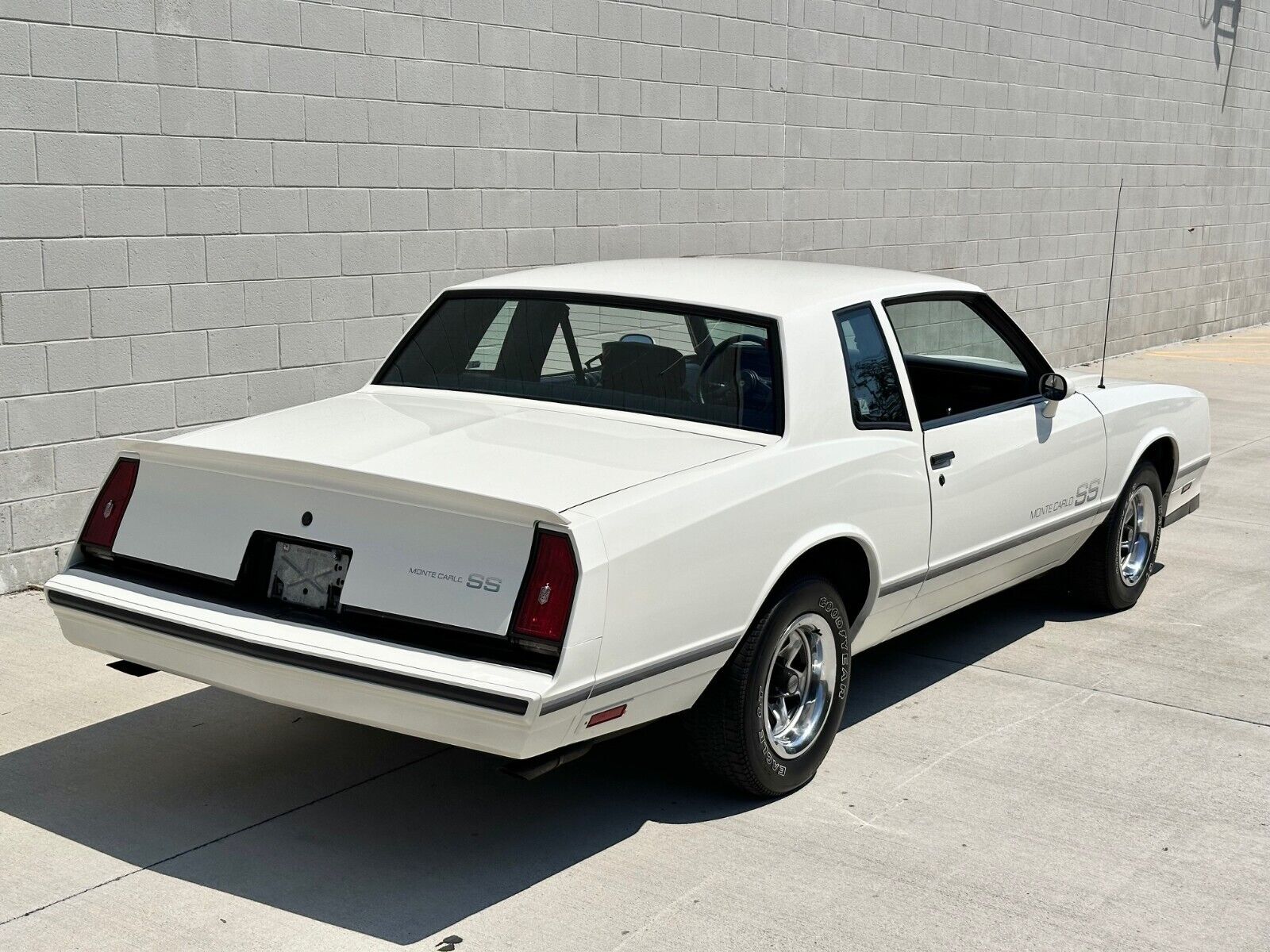 Chevrolet-Monte-Carlo-1984-Coupe-4