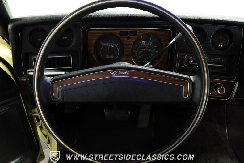 Chevrolet-Monte-carlo-1976-Cream-Gold-Black