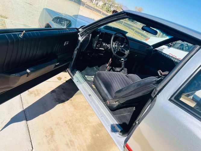 Chevrolet-Monte-carlo-1982-Silver-Black-4