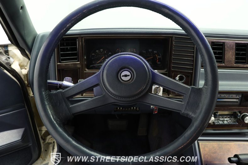 Chevrolet-Monte-carlo-1984-White-Light-Blue-33