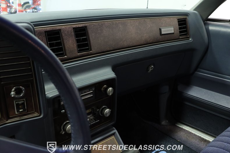 Chevrolet-Monte-carlo-1984-White-Light-Blue-38