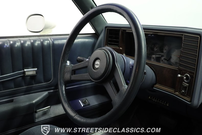 Chevrolet-Monte-carlo-1984-White-Light-Blue-47