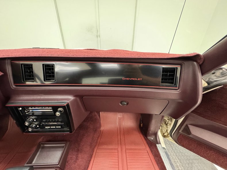 Chevrolet-Monte-carlo-1986-White-Burgundy-46