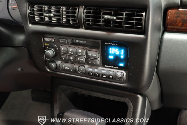 Chevrolet-Monte-carlo-1995-White-Light-Beige-Leather-37