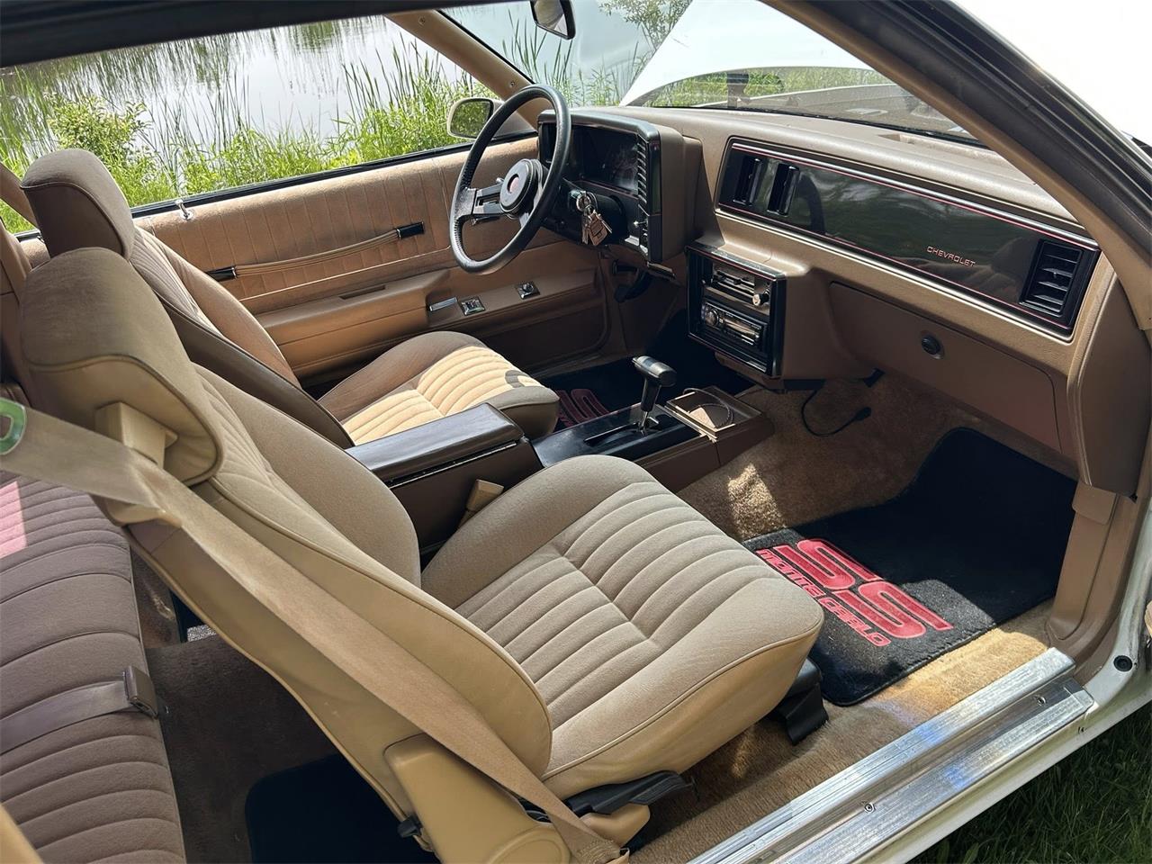 Chevrolet-Monte-carlo-ss-1988-white-tan-39