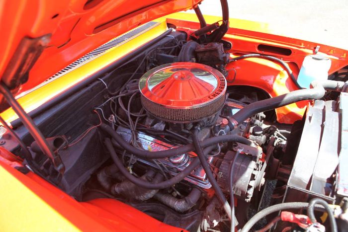 Chevrolet-Nova-1977-Orange-Sunfire-Metal-2