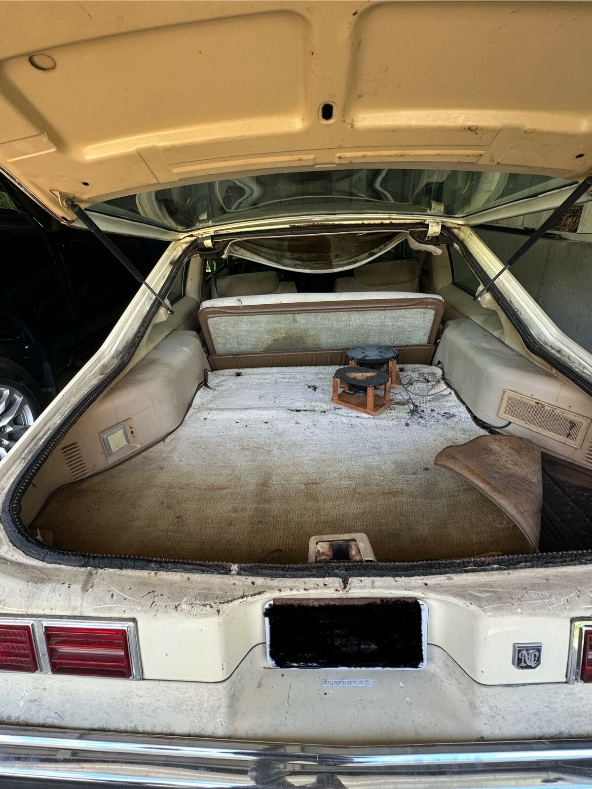 Chevrolet-Nova-Concours-1976-Hatchback-15