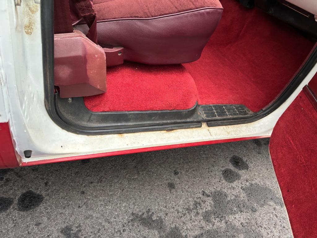 Chevrolet-Other-1984-White-Red-20