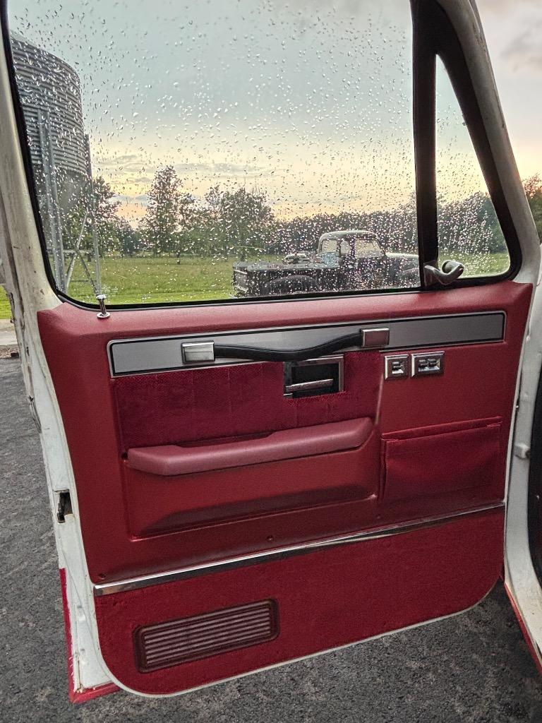 Chevrolet-Other-1984-White-Red-3