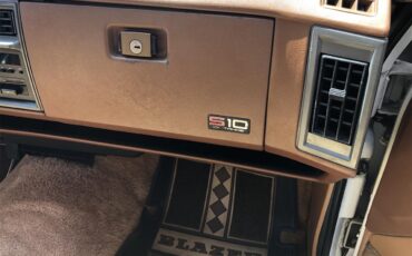 Chevrolet-S10-blazer-1988-White-Beige-17