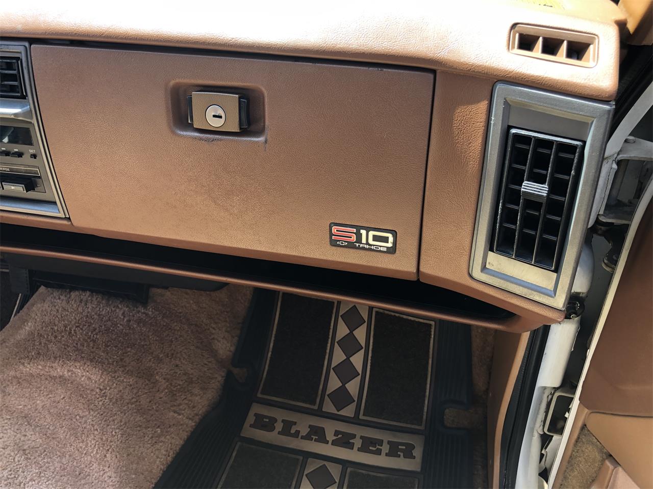 Chevrolet-S10-blazer-1988-White-Beige-17