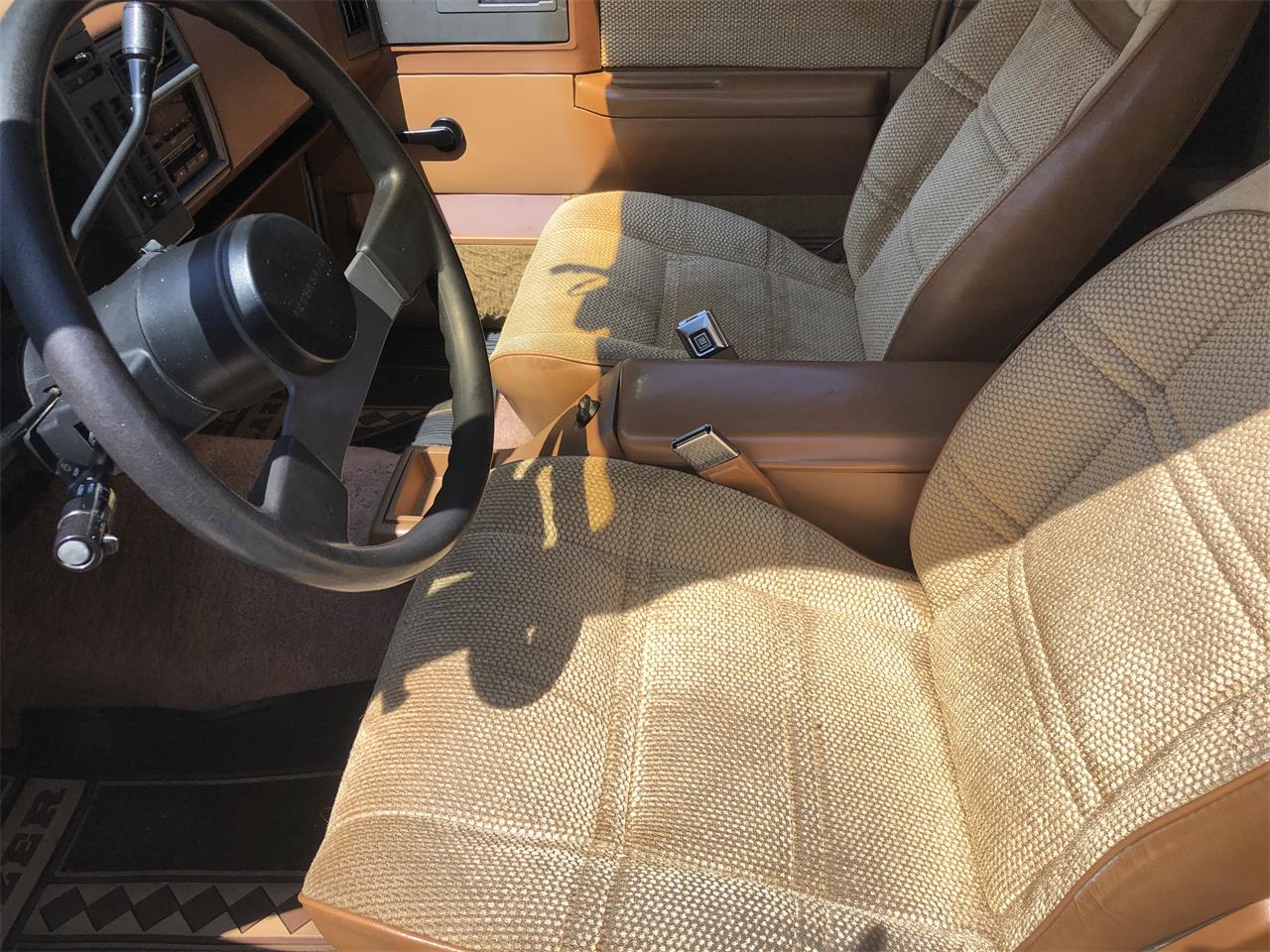 Chevrolet-S10-blazer-1988-White-Beige-9