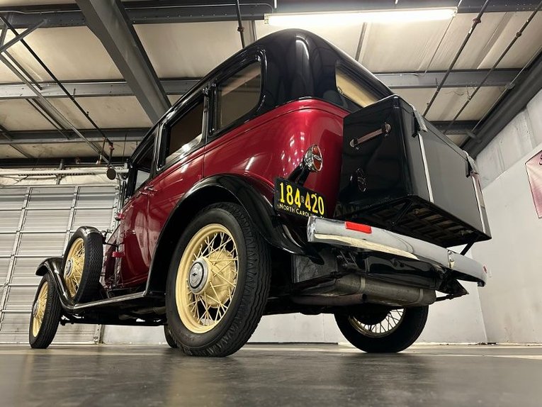 Chevrolet-Sedan-1931-Burgundy-Black-Tan-12