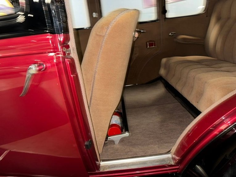 Chevrolet-Sedan-1931-Burgundy-Black-Tan-27