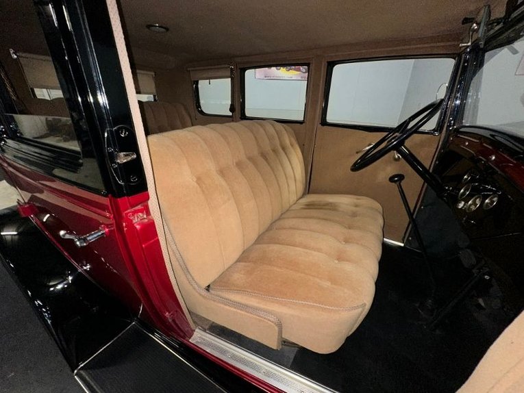 Chevrolet-Sedan-1931-Burgundy-Black-Tan-42