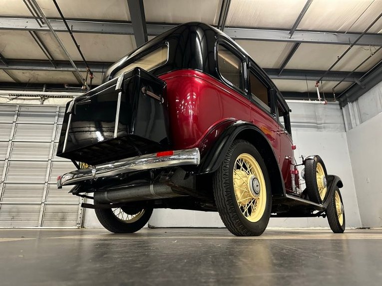 Chevrolet-Sedan-1931-Burgundy-Black-Tan-5