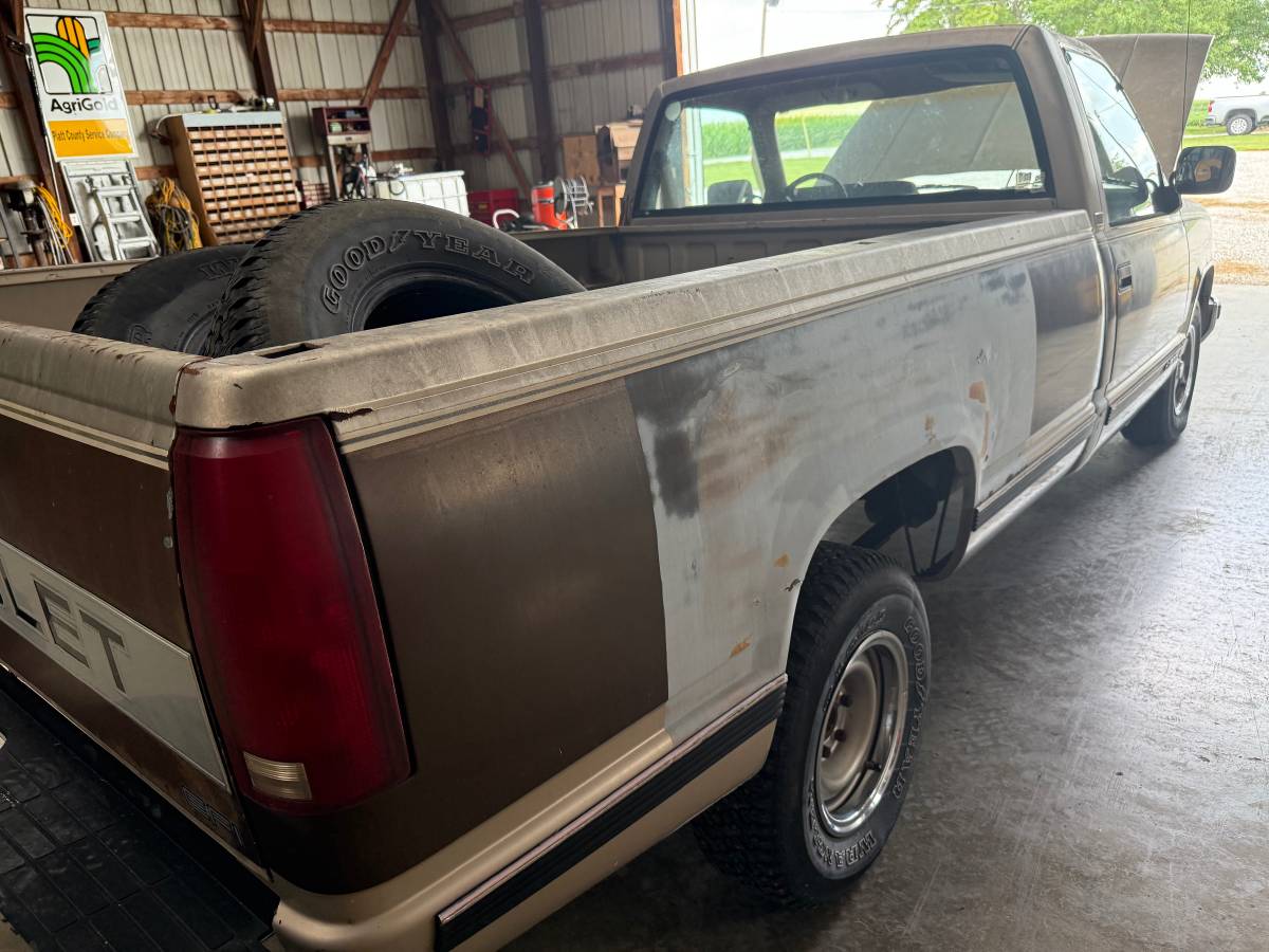 Chevrolet-Silverado-1500-1988-brown-2