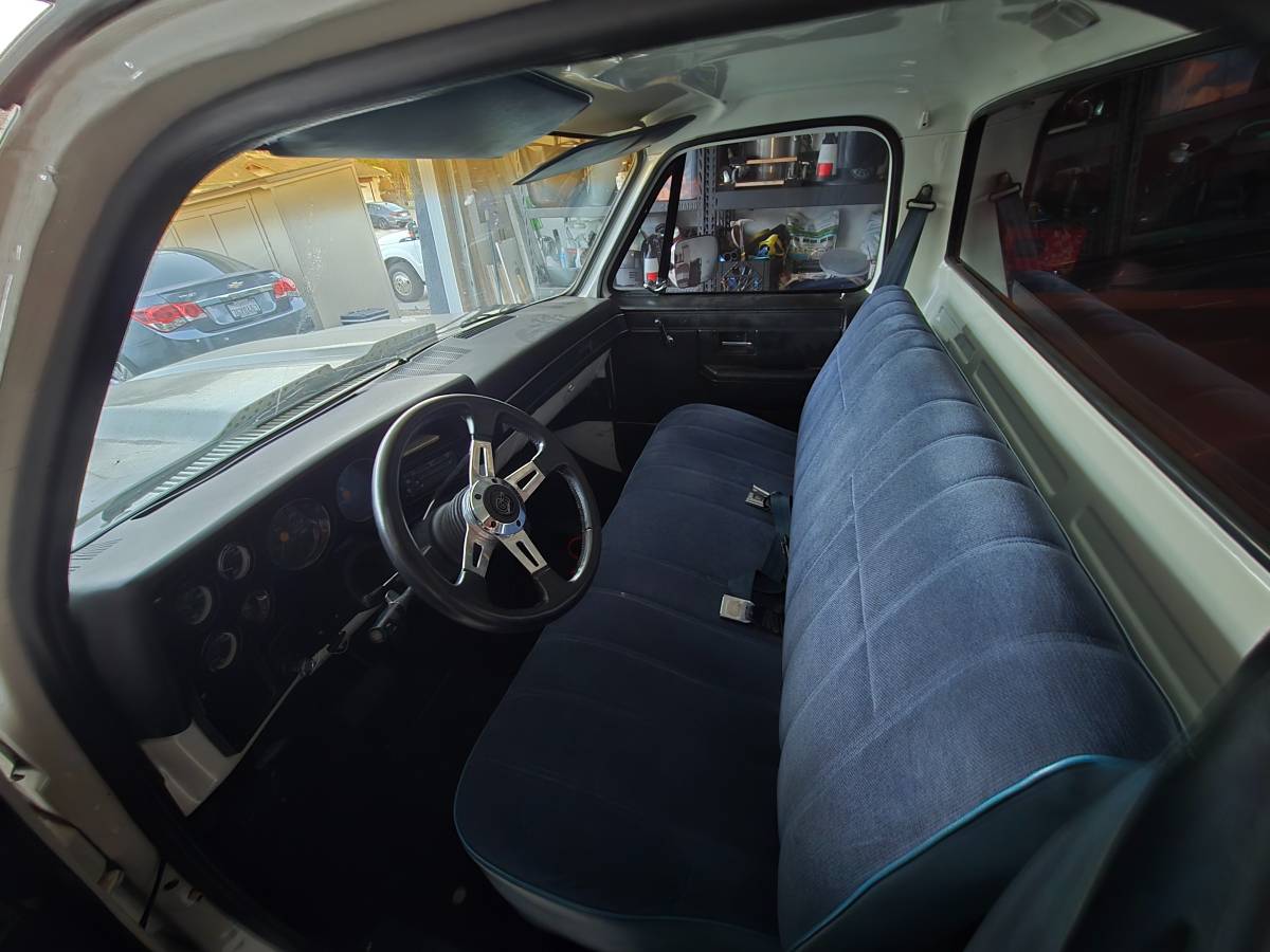 Chevrolet-Silverado-1984-custom-2