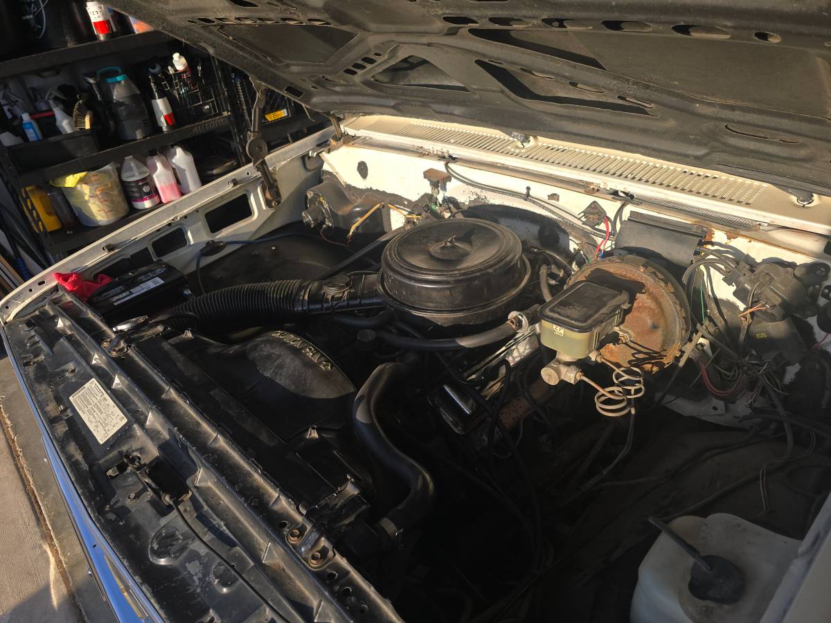 Chevrolet-Silverado-1984-custom-4
