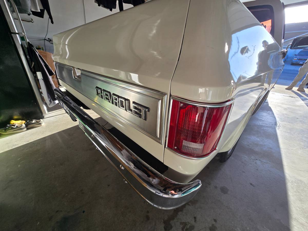 Chevrolet-Silverado-1984-custom-5