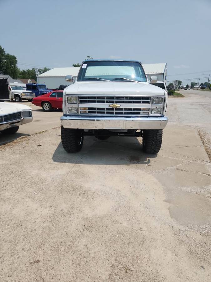 Chevrolet-Silverado-1984-white-1