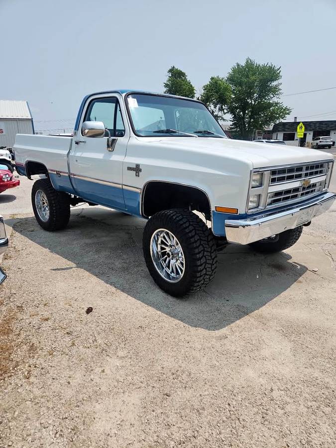 Chevrolet-Silverado-1984-white-2