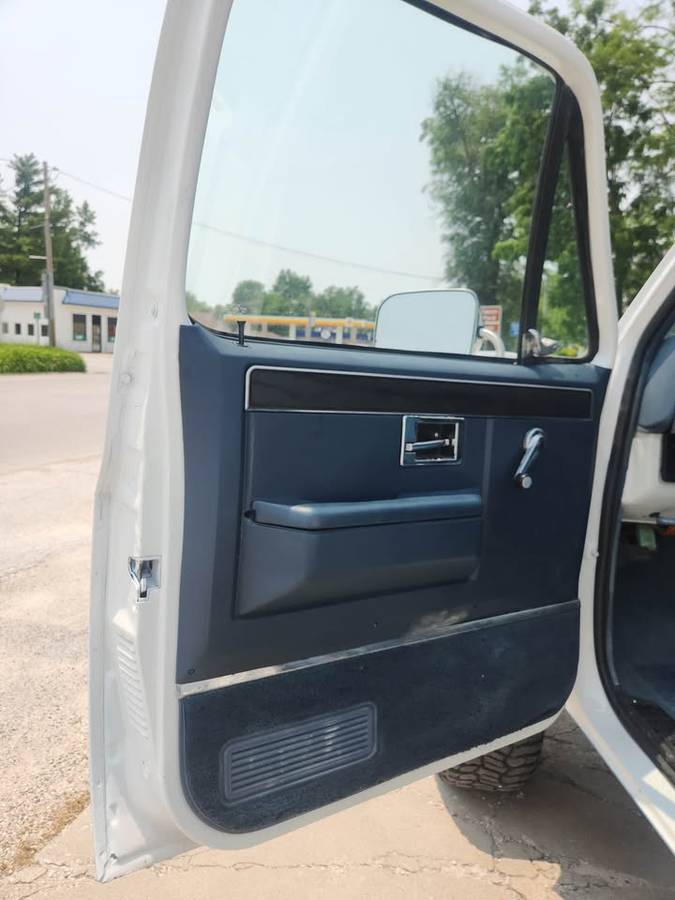 Chevrolet-Silverado-1984-white-7