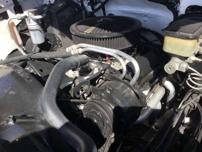 Chevrolet-Silverado-1987-White-21