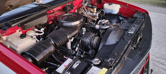 Chevrolet-Silverado-1988-Two-Tone-RedWhite-1