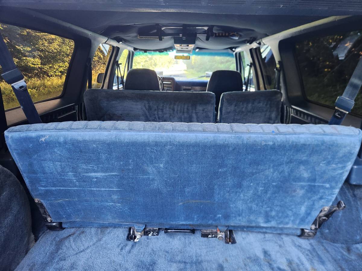 Chevrolet-Suburban-1500-1990-white-7
