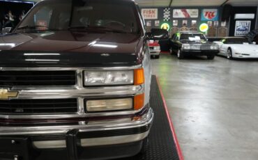 Chevrolet-Suburban-1500-1994-Silver-Red-26