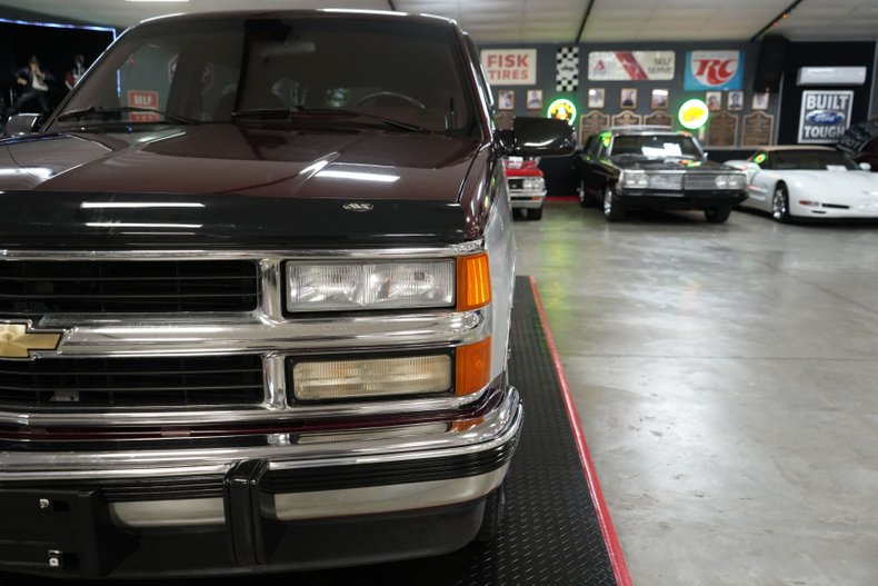 Chevrolet-Suburban-1500-1994-Silver-Red-26