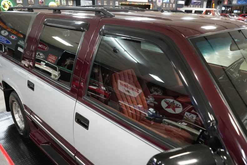 Chevrolet-Suburban-1500-1994-Silver-Red-33