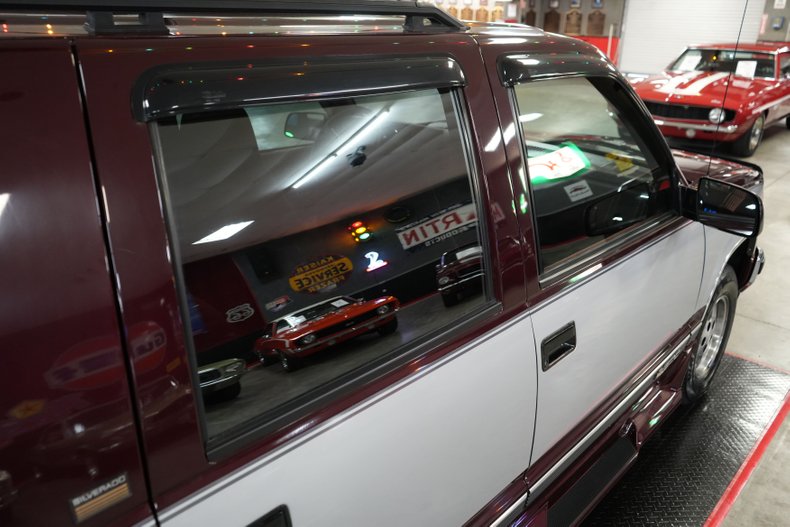 Chevrolet-Suburban-1500-1994-Silver-Red-34