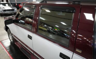 Chevrolet-Suburban-1500-1994-Silver-Red-36