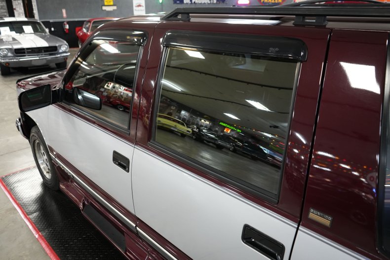 Chevrolet-Suburban-1500-1994-Silver-Red-36