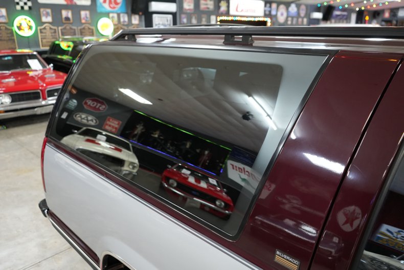 Chevrolet-Suburban-1500-1994-Silver-Red-39