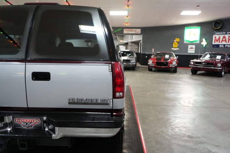 Chevrolet-Suburban-1500-1994-Silver-Red-45