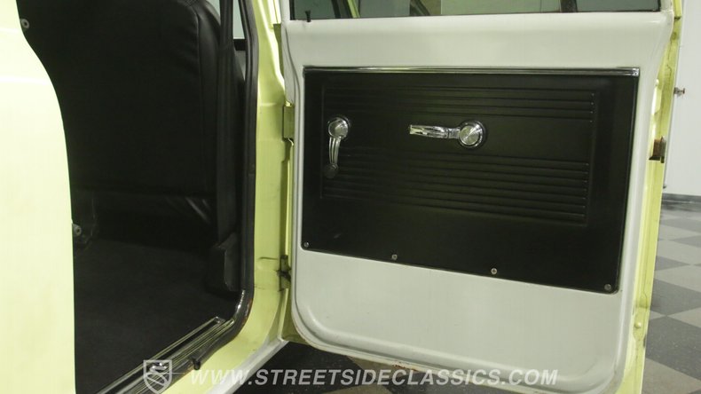 Chevrolet-Suburban-1968-Yellow-Black-45