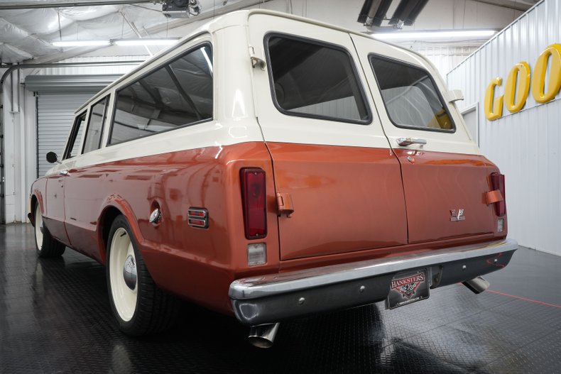 Chevrolet-Suburban-1969-Cream-and-Copper-Beige-1