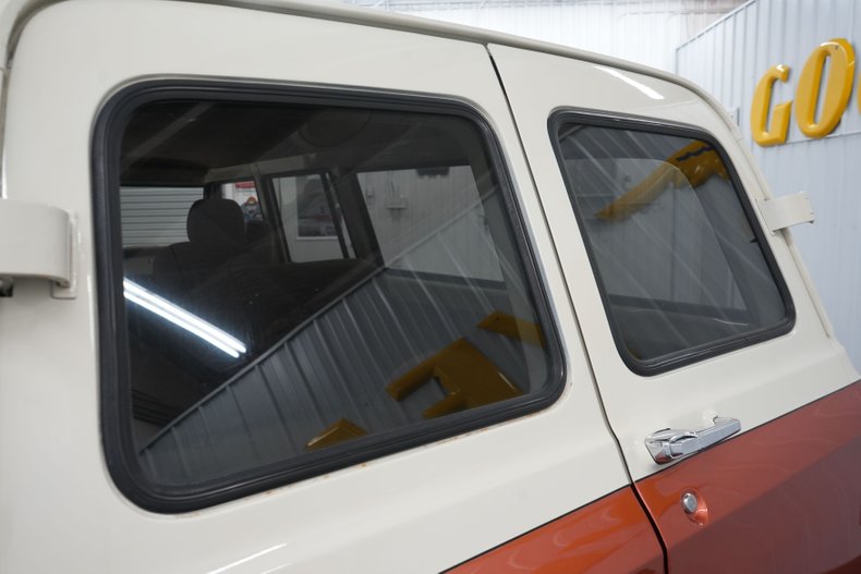 Chevrolet-Suburban-1969-Cream-and-Copper-Beige-12