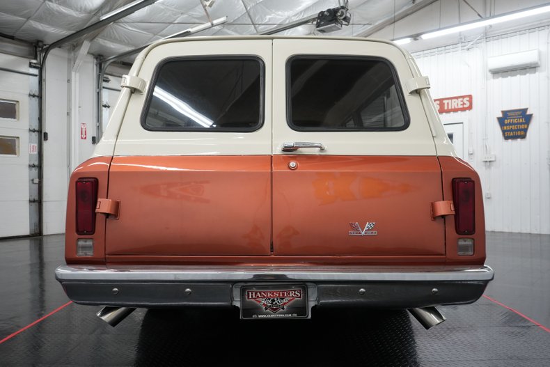 Chevrolet-Suburban-1969-Cream-and-Copper-Beige-14