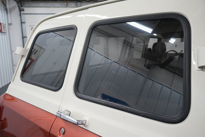 Chevrolet-Suburban-1969-Cream-and-Copper-Beige-15