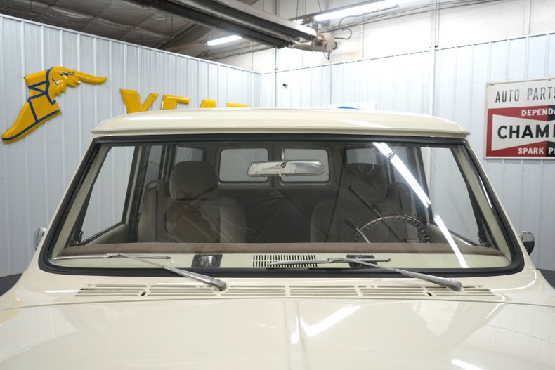 Chevrolet-Suburban-1969-Cream-and-Copper-Beige-23