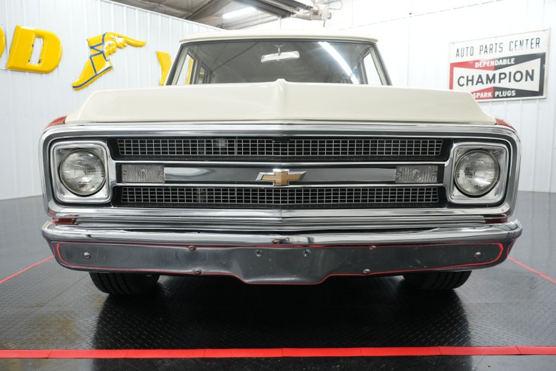 Chevrolet-Suburban-1969-Cream-and-Copper-Beige-25