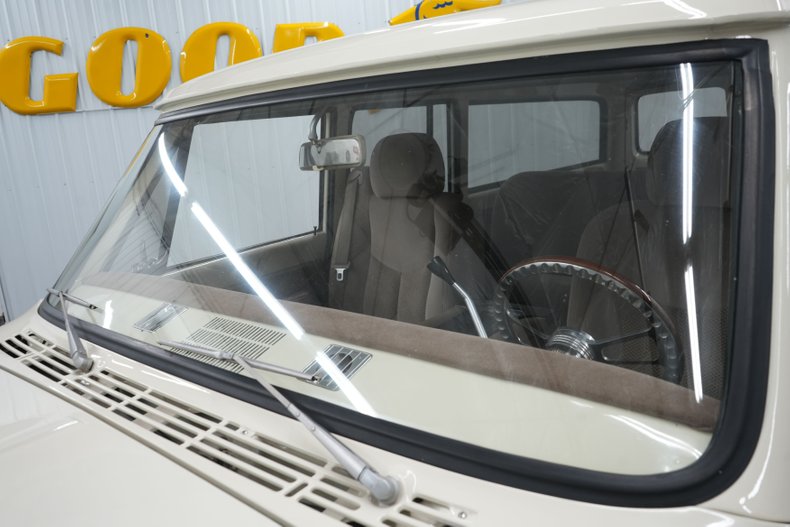 Chevrolet-Suburban-1969-Cream-and-Copper-Beige-27